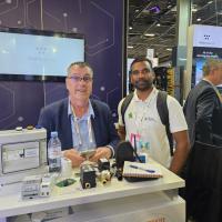 Vivateh 2024 - Stand avec Jean-Jacques Noury et un visiteur de la Réunion